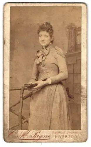 Fotografie C. M. Payne, Liverpool, Great George St 31a, Porträt einer jungen Frau mit hochgestecktem Haar