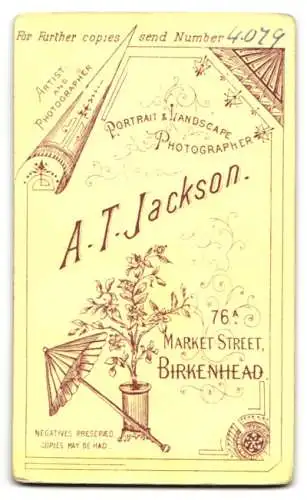 Fotografie A.T. Jackson, Birkenhead, Market Street 76A, Dame in elegantem Kleid mit Brief