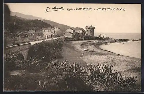 AK Miomo, Circuit du Cap, Dorfansicht mit Strand und Turm
