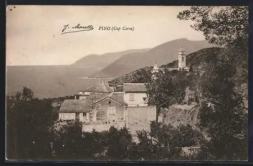 AK Pino, Cap Corse, Dorfansicht mit Kirche und Meer im Hintergrund