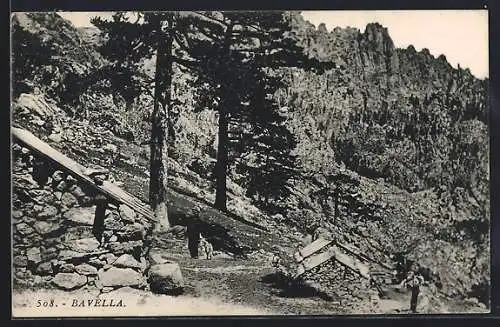 AK Bavella, Gebirgslandschaft mit Steinhütten und Bäumen