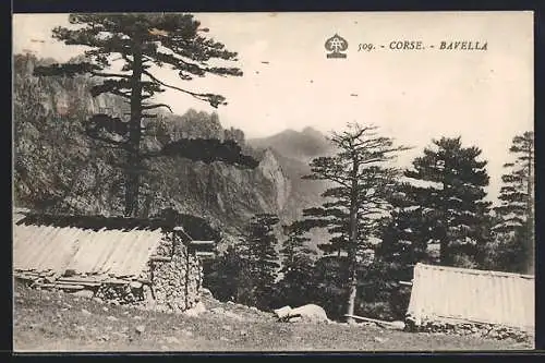 AK Bavella, Berglandschaft mit Pinien und Steinhütten