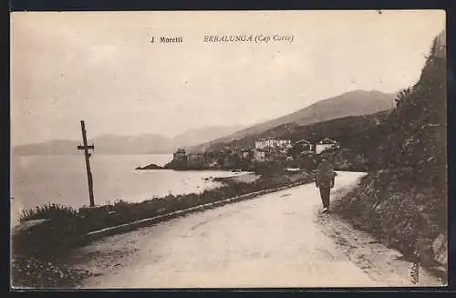 AK Erbalunga, Cap Corse, Mann auf Küstenstrasse mit Blick auf das Dorf und das Meer