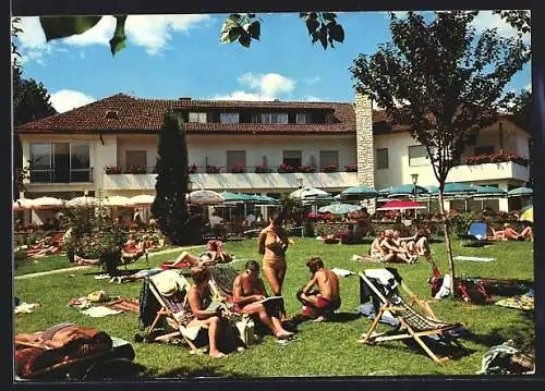 AK Kalterer See, Restaurant Seegarten, Gäste auf der Liegewiese