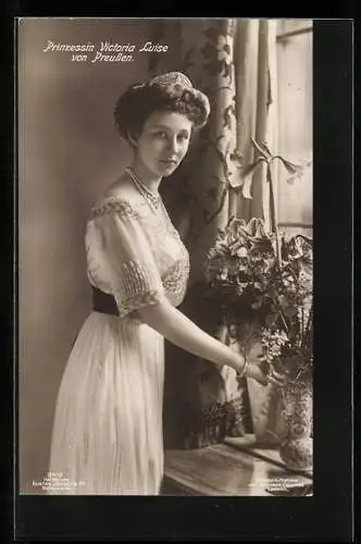 AK Prinzessin Victoria Luise von Preussen mit einem Blumenstrauss