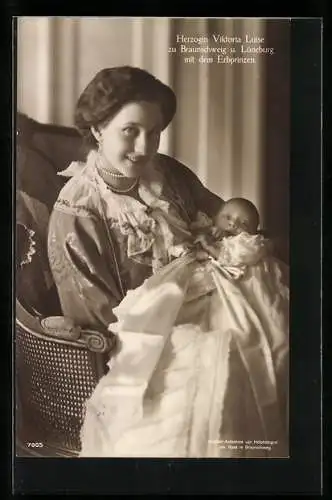 AK Herzogin Viktoria Luise zu Braunschweig u. Lüneburg mit dem kleinen Erbprinzen im Arm