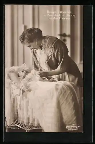 AK Victoria Louise Herzogin von Braunschweig mit dem Erbprinzen im Kinderbett