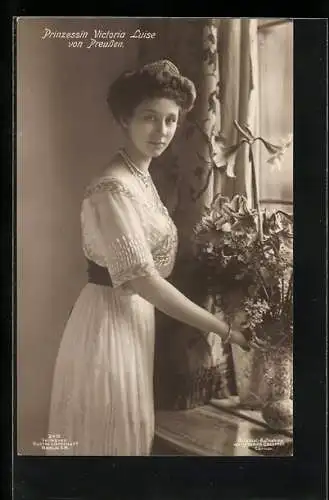 AK Prinzessin Victoria Luise von Preussen mit einem Blumenstrauss