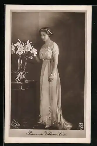 AK Prinzessin Viktoria Luise von Preussen im schönen Kleid, posierend an einem Blumenstrauss