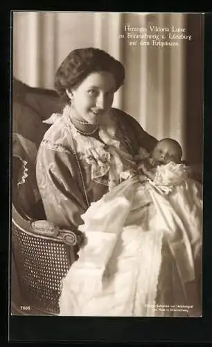 AK Herzogin Viktoria Luise zu Braunschweig u. Lüneburg mit dem kleinen Erbprinzen im Arm