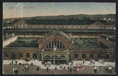 AK Erfurt, Bahnhof mit Leuten von oben gesehen