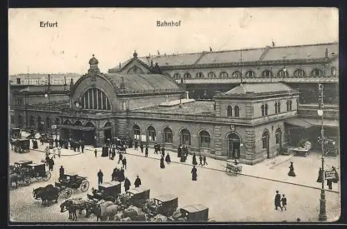 AK Erfurt, Bahnhof mit Passanten, Pferdekutschen