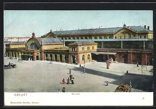 AK Erfurt, Bahnhof mit Passanten, Pferdekutsche