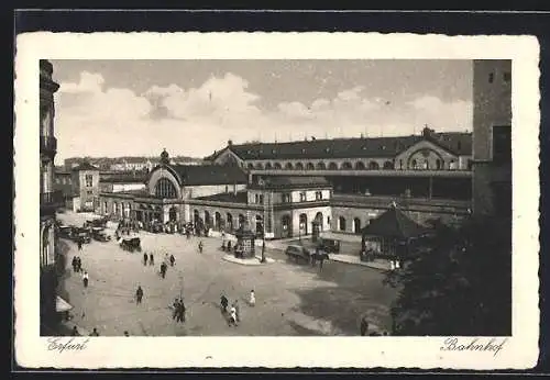 AK Erfurt, Belebte Szene vor dem Bahnhof