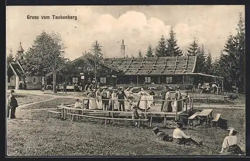 AK Warngau, Gasthof Taubenberg mit Besuchern