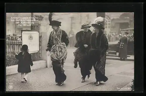 AK Berlin, Kronprinzessin Cecilie bei der Eröffnungsfeier der Ausstellung Der Strauss