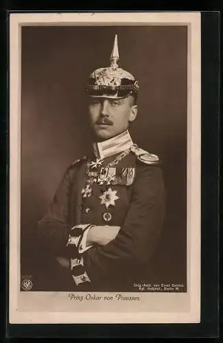 AK Uniformfoto Prinz Oskar von Preussen mit Orden und Pickelhaube