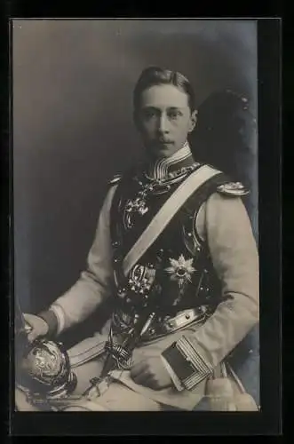 AK Kronprinz Wilhelm von Preussen in prunkvoller Uniform mit geschmücktem Kürass und verzierter Pickelhaube