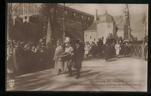 AK Beisetzung der Kaiserin Auguste Victoria, Gen. Oberst von Falkenhayn, die Orden der Kaiserin tragend