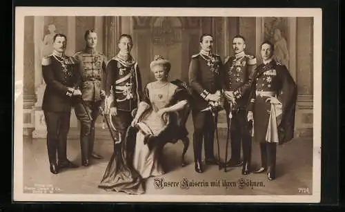 AK Kaiserin Auguste Viktoria mit ihren Söhnen in Uniform