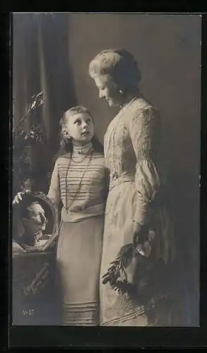 AK Kaiserin Auguste Victoria Königin von Preussen und Tochter mit Foto von Kaiser Wilhelm II.