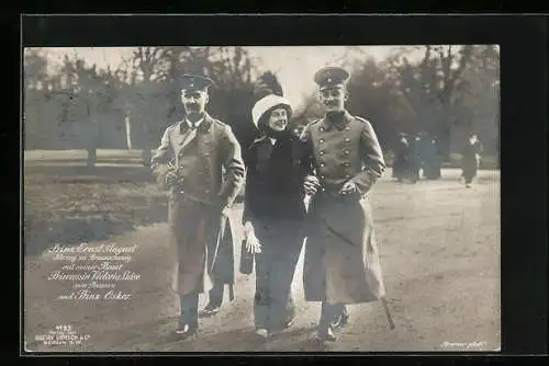 AK Herzog Ernst August von Braunschweig mit Gemahlin Viktoria Luise und Prinz Oskar von Preussen beim Spaziergang