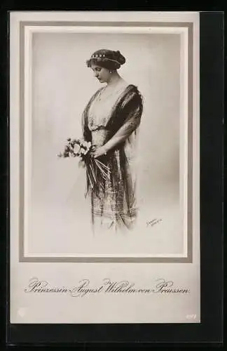 AK Prinzessin August Wilhelm bildschön mit einem Blumenstrauss in der Hand