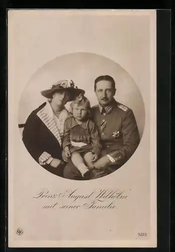 AK Prinz August Wilhelm von Preussen in Uniform und Orden mit seiner Familie, gerahmte Ansicht