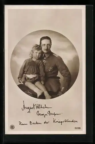 AK Prinz August Wilhelm von Preussen in Uniform mit Orden und seinem Sohn in jungen Jahren auf dem Schoss