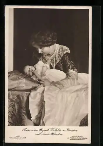 AK Prinzessin August Wilhelm von Preussen mit ihrem Söhnchen im Arm