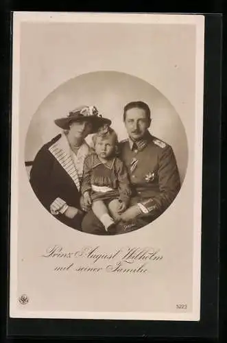 AK Prinz August Wilhelm von Preussen in Uniform und Orden mit seiner Familie, gerahmte Ansicht