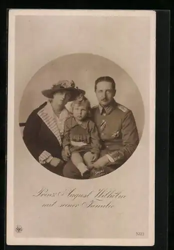 AK Prinz August Wilhelm von Preussen in Uniform und Orden mit seiner Familie, gerahmte Ansicht