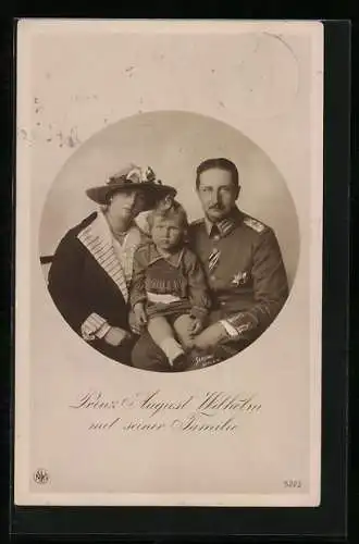 AK Prinz August Wilhelm von Preussen in Uniform und Orden mit seiner Familie, gerahmte Ansicht