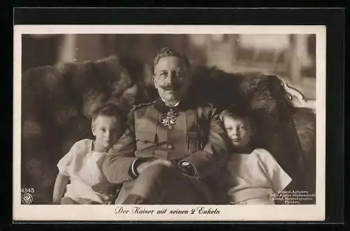 AK Portrait Kaiser Wilhelm II. mit seinen zwei Enkeln