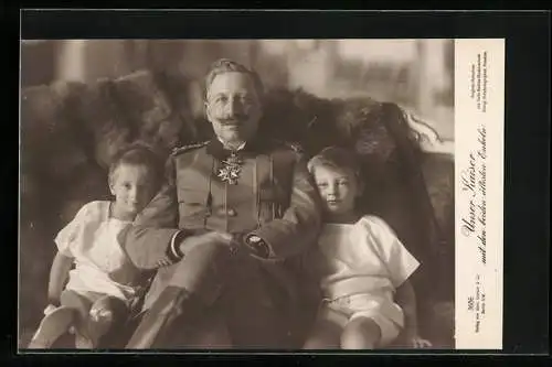 AK Familienportrait des Kaiser Wilhelm II. mit den beiden ältesten Enkeln