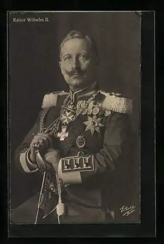 AK Kaiser Wilhelm II. sitzend in schöner Uniform