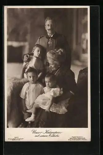 AK Kaiser Wilhelm II mit seiner Gattin Kaiserin Auguste Victoria und den drei Enkelkindern