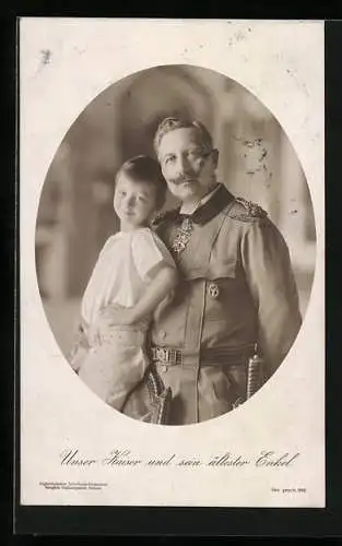 AK Kaiser Wilhelm II. in Uniform mit Orden umarmt seinen ältesten Enkel