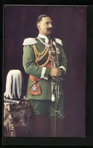 AK Kaiser Wilhelm II. im mittleren Alter in Uniform und Stiefeln