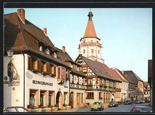 AK Gengenbach /Schwarzwald, Strassenpartie mit Bezirkssparkasse und Autos