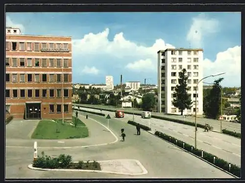 AK Hof /Saale, Ernst-Reuter-Strasse mit Passanten