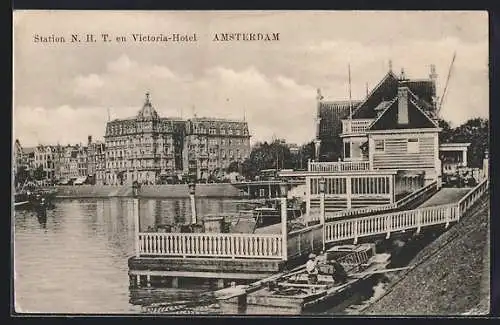 AK Amsterdam, Station N. H. T. en Victoria Hotel