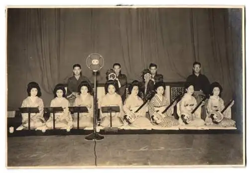 Fotografie asiatische Volkstypen, Japan - Nippon, Geisha mit Shamisen, Musikgruppe bei einer Vorführung