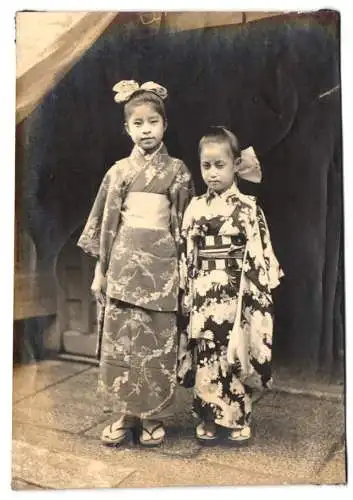 Fotografie asiatische Volkstypen, Japan - Nippon, Mädchen tragen traditionellen Kimono