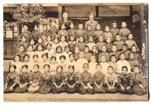 Fotografie asiatische Volkstypen, Japan - Nippon, Schulkinder & Lehrer einer gemischten Schulklasse