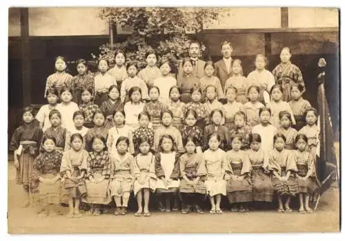 Fotografie asiatische Volkstypen, Japan - Nippon, Lehrer & Schulmädchen einer Mädchenschule