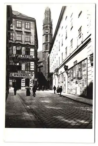 Fotografie unbekannter Fotograf, Ansicht Wien, Strassenansicht mit Ladengeschäft Schlesinger & Kirchturm