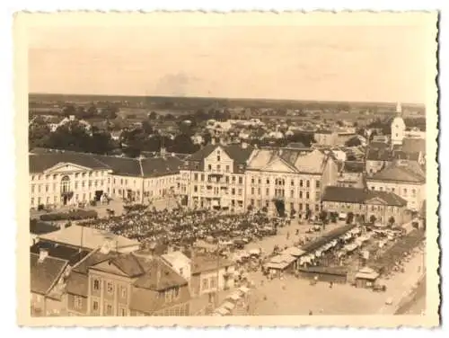 Fotografie unbekannter Fotograf, Ansicht Mitau - Jelgava / Lettland, Blick über den Marktplatz