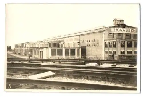 Fotografie unbekannter Fotograf, Ansicht De Steeg, Motorenfabrik Thomassen von den Bahngleisen gesehen