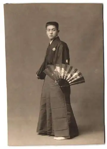 Fotografie asiatische Volkstypen, Japan - Nippon, Japaner in traditioneller Kleidung mit Fächer